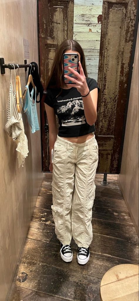 Cute Outfits W Cargo Pants, Cute Outfit Cargo Pants, Cargo Pants With Long Sleeve Shirt, Zara Cargos Outfit, Urban Y2k Cargo, Cute School Outfits Cargo Pants, Cargo Pants Outfit Inspo Women, Cargo Pants Outfit Layout, Cargo Hiking Outfit