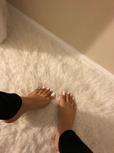 White Feet Nails Pedicures, Painted Toes Toenails, Feet Nails Color, White Toes Pedicure, Pedicure Pictures, Nails Latina, White Pedicure, Nails And Toes, Pretty Pedicures