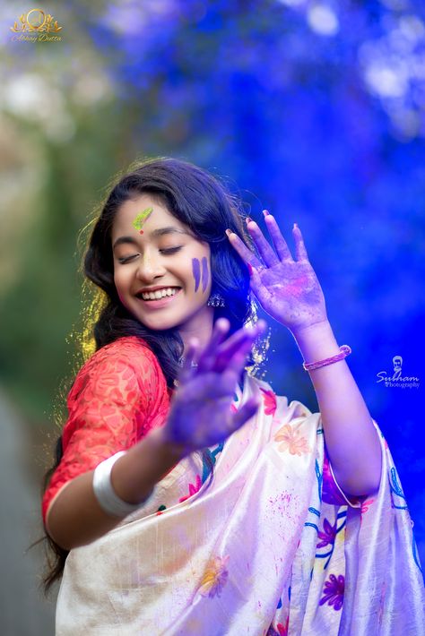 Holi Poses For Women, Holi Special Image, Holi Couple, Holi Poses, Gals Photo, Family Shayari, Holi Pic, Holi Photoshoot, Happy Holi Photo