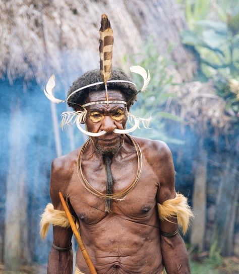 The Asmat Tribe are tribal peoples located in West Papua. They are renowned amongst tribal art expert world wide as woodcarvers of the highest order. Some ornaments that are often used and become the main theme in the sculpting process conducted by the tribe asmat people is taking the theme of the ancestors of their tribe. Komodo National Park, West Papua, Oldest Human, Indigenous Tribes, Indigenous Americans, The Tribe, Main Theme, Historical Art, Asian Outfits