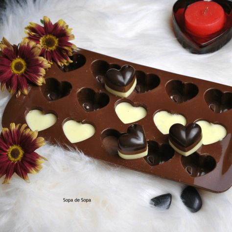 Si cumples con las temperaturas que te pongo en la #receta y utilizas un #molde de buena calidad, verás que te salen unos #chocolates perfectos. Custom Chocolate Bars, Homemade Chocolate Bars, Christmas Cookies Gift, Chocolate Recipes Homemade, Hot Chocolate Recipe, Chocolate Covered Treats, Valentine Desserts, Baking Recipes Cookies, Chocolate Design