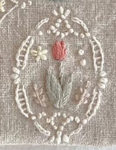 Embroyed Flowers, Big Flower Embroidery, Embroider Rose, Embroidered Tulips, Embroidery Daisy, Tulip Embroidery, Basic Hand Embroidery Stitches, Hand Embroidery Patterns Free, Clothes Embroidery Diy