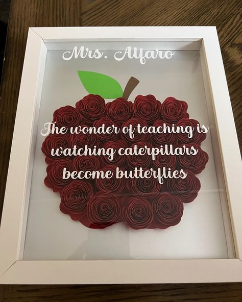 Teacher Appreciation Shadow Box - Each flower is meticulously designed to create a 3D effect that brings a touch of elegance. Perfect for teacher appreciation or a gift #handmade #paperflowers #crafts #shadowbox #cricutmaker3 #cardstock #gift #teacher #teachergift #teachergiftideas #teacherappreciation #unique #lifetime #persanolized #decor #classroomdecor Photo Shadow Box Ideas, Photo Shadow, Flower Shadow, Box Project, Shadow Box Ideas, Flowers Home Decor, Flower Shadow Box, Teacher Gift Ideas, Flowers Home