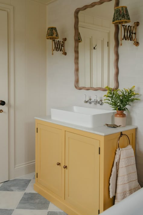 STOW-HO HOUSE, CHELTENHAM, GL54 - SHOOTFACTORY Yellow Shower Room, Cotswolds Bathroom, Contemporary Cottage Interiors, Panelled Bath, Bedroom En Suite, Dreamy Interiors, Old English Cottage, Devon House, Stow On The Wold