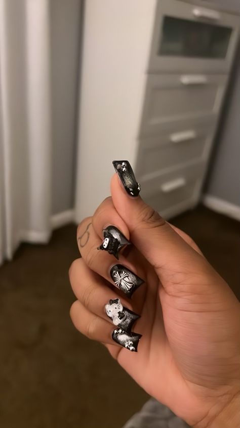 Medium Length Junk Nails, Black Dramatic Nails, Festive Nails Winter, Red Festive Nails, Black Nails Y2k, Elegant Nails Short, Nails Simple Almond, Short Aesthetic Nails, Black Nails 2023