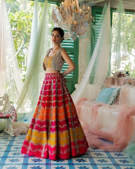 Unique Bridal Lehenga, Traditional Lehengas, Lehenga Ideas, Stylish Lehenga, Bridesmaids Ideas, Lehenga Bridal, Simple Lehenga, Mehendi Outfits, Wedding Lehenga Designs