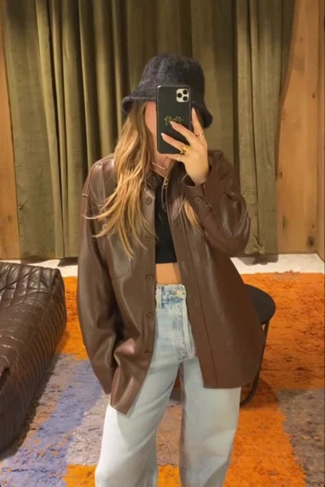 Leather Shacket Outfit, Shacket Outfit Women, Leather Coat Outfit, Julia Havens, Leather Shacket, Shacket Outfit, Leather Jacket Outfits, Elegante Casual, Coat Outfits