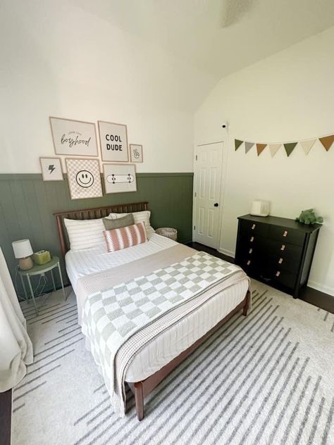 Toddler Boy Room Twin Bed, Toddler Big Boy Room Ideas, Young Boy Room Ideas, Boys Room Accent Wall, Kids Guest Room, Toddler Room Boy, Twin Boys Bedroom, Football Room, Toddler Boy Room Decor