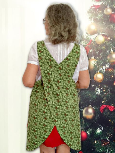 This is my tutorial for sewing a DIY Christmas apron that's both functional and stylish. This is a Japanese-style apron also known as a cross-back apron. What makes this Christmas apron special is that it's reversible, with two equally beautiful sides, each featuring handy pockets. The cross-back style ensures a comfortable fit without the need for neck straps, and the reversible feature means you're essentially getting two aprons in one. This apron is not only practical but also makes for a wonderful handmade gift for the cooking enthusiasts in your life. Crossback Apron Pattern Free, Japanese Apron Pattern Free, Cross Back Apron Pattern Free, Aprons Diy Patterns, Apron Patterns Free, Japanese Apron Pattern, Cross Back Apron Pattern, Quick Sewing Gifts, Free Apron Pattern