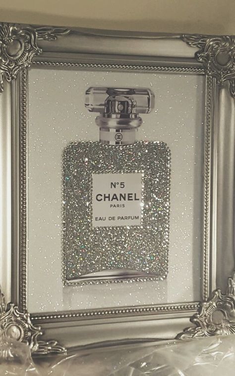 Chanel Bedroom, Baños Shabby Chic, Chanel Perfume Bottle, Chanel No5, Chanel Decor, Chanel No 5, Chanel Perfume, Shabby Chic Bathroom, Glam Room