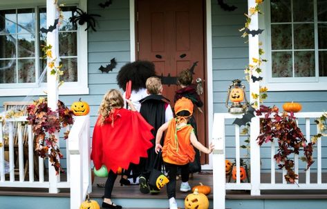 You Can Tape Candy Onto Bamboo Skewers And Stick Them In Your Yard For Trick-or-Treaters This Halloween Kids Trick Or Treating, Halloween Safety Tips, Halloween Decorations Wreaths, Halloween Shoot, Halloween Safety, Bat Decorations, Happy Halloween Banner, Trick Or Treaters, Halloween Cans