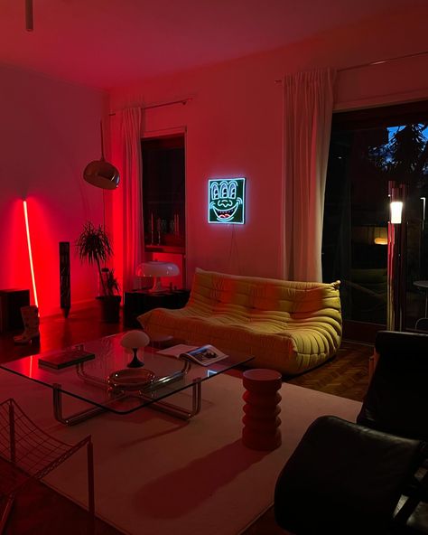 🌶️🌶️🌶️ Night vibes • • • • Altbau - Interior - Midcentury - Home Design - Contemporary - Gallerywall - Modern living - Slow living - Cozy home - Apartment design - Creative spaces - Design trends - Explore page - Livingroom - Stylish living - Decoration - Eames - Vitra - Design - Design classics - Space age Modern Space Age Interior, Space Age Modern Interior, Midcentury Space Age, Space Age Apartment, Single Room Apartment Ideas, Apartment Neon Lights, Space Age Interior Design, Apartment Aesthetic Led, Space Age Living Room