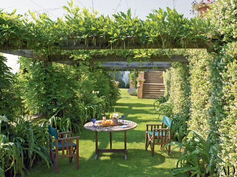 18 Garden Trellises and Pergolas Perfect for Summer Relaxation Photos | Architectural Digest Ombra Pergola, Chinese Wisteria, Rustic Pergola, Tuscan Garden, Cedar Pergola, Backyard Garden Landscape, Pergola Design, Covered Pergola, Pergola With Roof