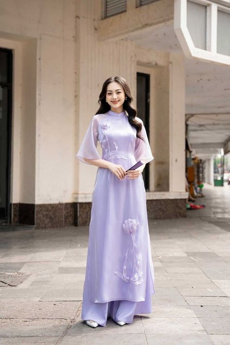 Vietnam Traditional Clothes, Vietnamese Outfit, Chinese Long Dress, Modest Girly Outfits, Chinese Fancy Dress, Asian Style Dress, Stylish Kurtis Design, Colour Combinations Fashion, Vietnamese Traditional Dress