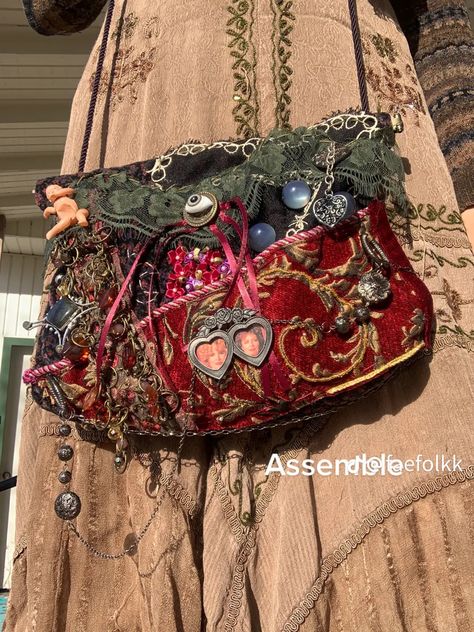 Estilo Hippy, Creation Couture, Pretty Bags, Cute Bags, Upcycle Clothes, Bling Bling, Diy Fashion, Aesthetic Clothes, Diy Clothes