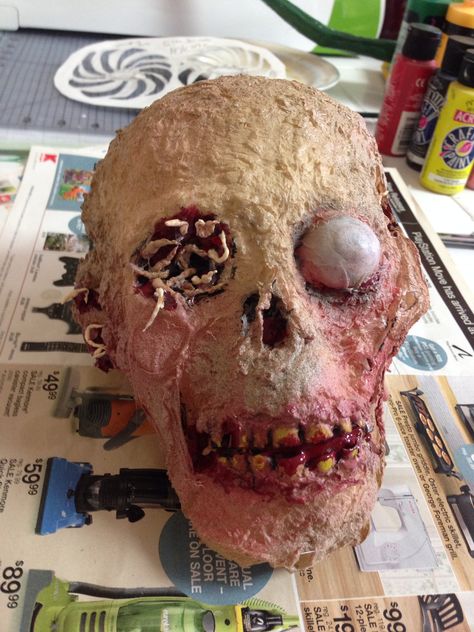 Zombie head. milk jug skull with heat gun and paper mâché. Latex paint Haunted Props, Zombie Head, Mascaras Halloween, Modus Operandi, Skull Painting, Pizza Place, Pumpkin Halloween Decorations, Latex Paint, Halloween Displays