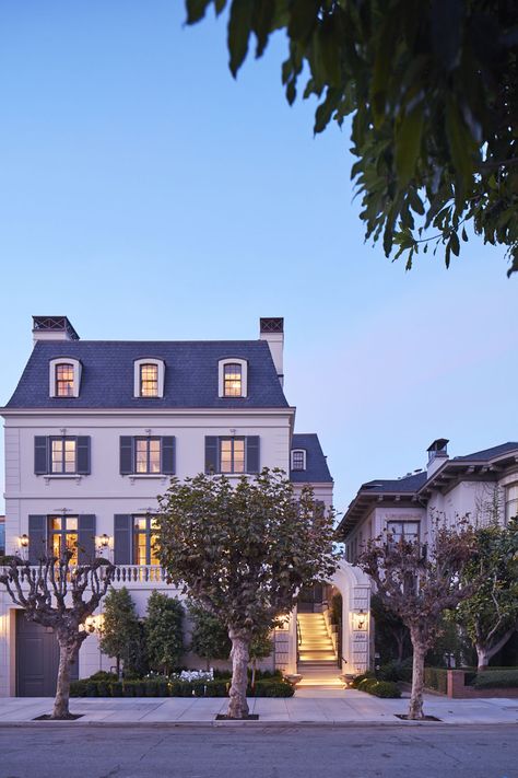 Elegant Classic French Style Mansion in Pacific Heights - San Francisco, California Houses In San Francisco, French Style Mansion, San Francisco Mansions, Classic Villa Design, Hillside Villas, Classical House, Greek Villas, Classic French Style, Classic Villa