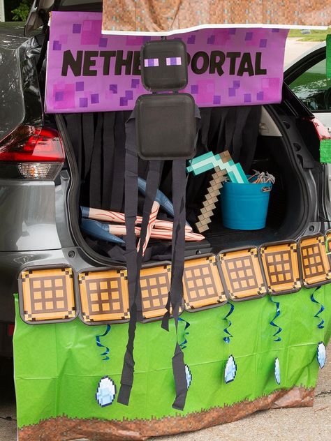 minecraft-inspired-trunk-or-treat-idea-3 Easy Trunk Or Treat For Vans, Mind Craft Trunk Or Treat, Minecraft Trunk Or Treat Ideas, Trunk Or Treat Minecraft, Minecraft Trunk Or Treat, Minecraft Chest Valentines Boxes, Trunk Or Treat Sedan, Halloween Car Decorations, Diy Minecraft