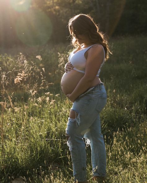 Jeans For Maternity Shoot, Blue Jean And Bra Maternity Pictures, Bra Maternity Pictures, Maternity Pictures In Jeans, Open Jeans Maternity Shoot, Maternity Photography Jeans, Blue Jean Maternity Pictures, Maternity Jeans Photoshoot, Denim Maternity Shoot