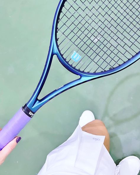 #tennis #sportlife #wilson #aloyoga Tennis Racket Aesthetic, White Tennis Racket, Wilson Tennis, Blue Tennis Racket, Tennis Racket Babolat, Wilson Racket Tennis, Mode Tennis, Tennis Aesthetic, Beautiful Girl Drawing