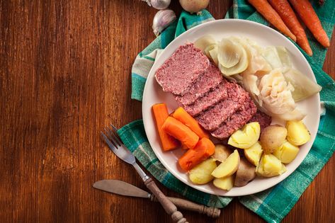 How to Cook Corned Beef & Cabbage the Night Before & Reheat It in the Oven | Livestrong.com Instant Pot Corned Beef, Canned Corned Beef, Cooking Corned Beef, Corn Beef, Paella Valenciana, Corned Beef Brisket, Corned Beef And Cabbage, Corned Beef Recipes, St Patrick's Day Recipes