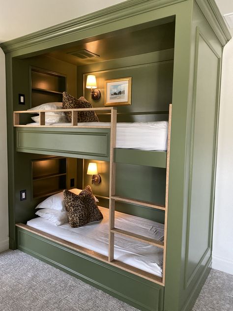 Custom built in bunk beds. Twin over twin Built In Bunk Beds, Unique Bunk Beds, Wallpapers Home Decor, Bunk Bed Room, Bunk Bed Rooms, Custom Bunk Beds, Modern Bunk Beds, Wallpapers Home, Bunk Beds Built In