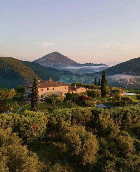 Villas With Pool, Classy Old Money, Italian Vineyard, Vineyard House, Fantasy Architecture, Villas In Italy, Tuscany Villa, Umbria Italy, Makeup Board