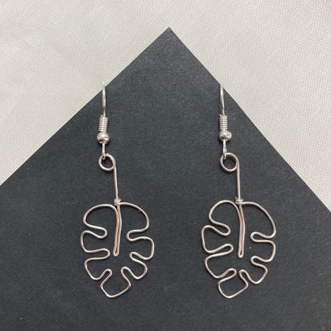 Bent Wire Jewelry, Wire Monstera Leaf, Monstera Leaf Earrings, Monstera Plants, Wire Jewelry Earrings, Swiss Cheese Plant, Cheese Plant, Wire Jewelry Designs, Hammered Earrings