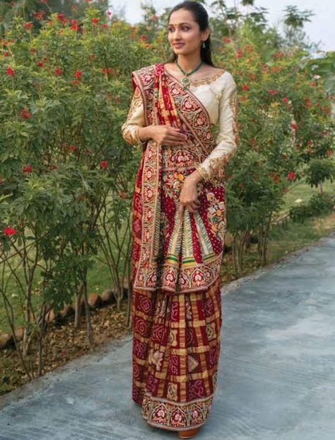 Sadi Pose Indian Fashion, Style Saree Draping, Gharchola Saree, Gujarati Saree, डिजाइनर कपड़े, Draping Styles, Saree Hairstyles, Dark Fairycore, Saree Draping Styles