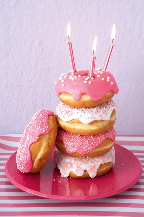 Dunkin' Donuts, Donut Birthday Cake, Donuts Donuts, Birthday Morning, Birthday Donuts, Cute Birthday Ideas, Birthday Breakfast, Doughnut Cake, Donut Party