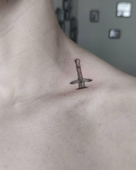 Minimal Knife Tattoo, Knife Collar Bone Tattoo, Knife In The Back Tattoo, Small Vintage Tattoo Ideas, Minimal Tattoo Neck, Knife Tattoo Outline, Halberd Tattoo, Swiss Army Knife Tattoo, Middle Collar Bone Tattoo