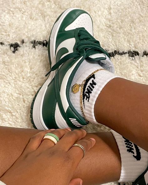 Mike Dunks Low, Dunks That Go With Everything, Dunk Verte, Michigan State Dunks Outfit, Dunk Lows Outfit, Michigan State Dunks, Dunks Fashion, Michigan Dunks, Nike Dunk Low Michigan State