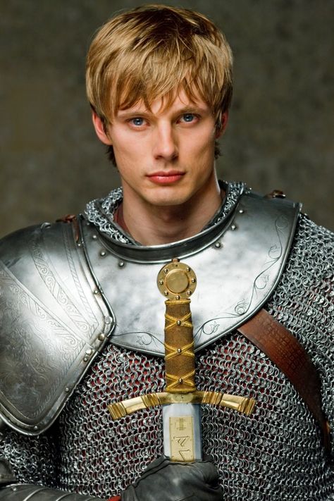 Bradley James - Arthur on BBC's Merlin.... or is it Arthur playing Bradley James in real life? King Arthur Merlin, O Maskara, Rei Arthur, Prince Arthur, Merlin Colin Morgan, Merlin Series, Merlin Fandom, Roi Arthur, Merlin Cast