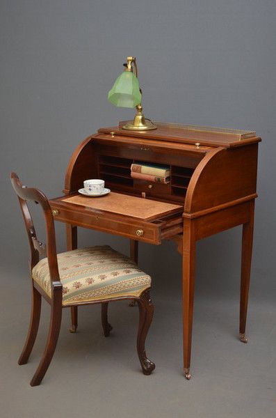 Writing Table Ideas, Desk Antique, Vintage Study Room, Vintage Study Table, Antique Small Desk, Vibtage Desks, Antique Writing Table, Vintage Secretaire Desk, Small Vintage Desk