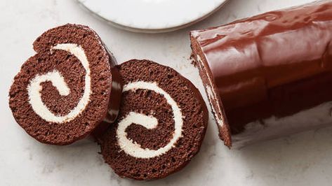 Chocolate Swiss Roll Recipe, Chocolate Cake Roll, Swiss Roll Recipe, Fluffy Chocolate Cake, Chocolate Swiss Roll, Betty Crocker Cake Mix, Chocolate Roll Cake, Betty Crocker Cake, Cake Mix Ingredients