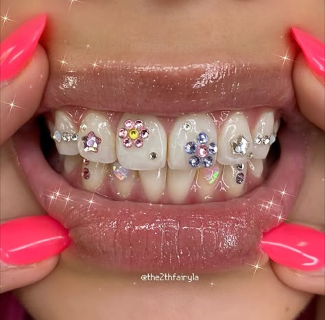 Pretty Teeth, Dental Jewelry, Grillz Teeth, Diamond Teeth, Grills Teeth, Tooth Gem, Teeth Jewelry, Jewelry Accessories Ideas, Piercing Tattoo