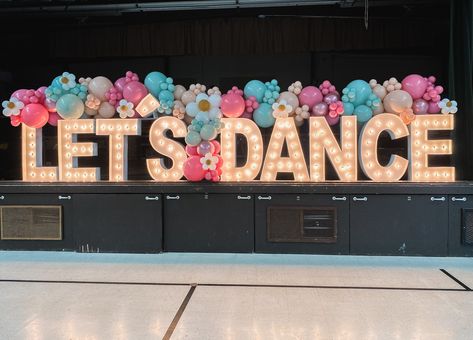 School Dance Decorations Diy, Spring Dance Decorations School, Gym Dance Decorations School, Spring Balloons, School Dance Decorations, 70s Dance, Winter Wonderland Party Theme, Flower Balloons, Balloon Dance