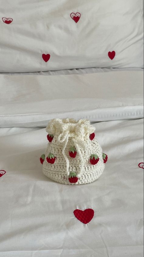 Crochet Strawberry Pouch Free Pattern, Simple Crochet Bag Pattern Free, Bag Charm Crochet, Crochet Wear, Detail Couture, Easy Designs, Crocheted Bags, Bags Patterns, Bags Pattern