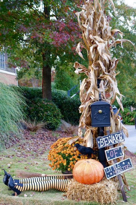 https://flic.kr/p/NkrncY | 2016 Mailbox | Updated my fall mailbox to my Halloween mailbox Mailbox Decorations For Halloween, Decorate Mailbox Ideas, Halloween Mailbox Swag, Mailbox Halloween Ideas, Halloween Mailbox Ideas, Halloween Mailbox Decorations Diy, Mailbox Halloween Decor, Fall Mailbox Swag, Mailbox Fall Decorating Ideas