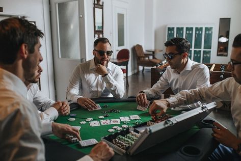 Groomsmen playing poker in the grooms room Groomsmen Getting Ready Room, Groomsmen Activities, Grooms Room Getting Ready, Pavilion Interior, Groom Suite, Groomsmen Wedding Photos, Backyard Elopement, Grooms Room, Groomsmen Getting Ready