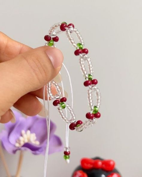 Umi 🌊 on Instagram: "Set de pulseras de cereza 🍒😍✨  . . . . . . . . #pulseras #personalizados #parati #cherry #cute #joyas #accesorios #accesoriosdemoda #accesoriosmujer #moda #arte #fyp" Beaded Cherry Necklace Tutorial, Bracket Ideas Beads, Art On Hand, Cherry Beaded Bracelet, Cherry Bracelet, Ideas Para Pulseras, Handmade Accessories Ideas, Diy Wire Jewelry Rings, Beaded Jewelry Pattern