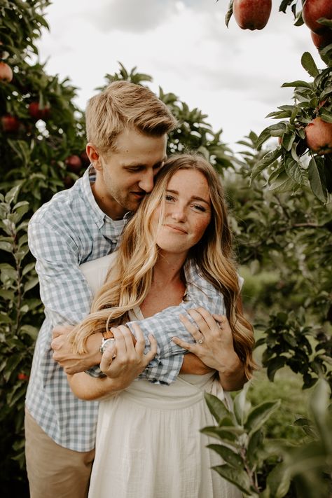 Fall Couple Photoshoot Ideas, Apple Orchard Photography, Apple Orchard Pictures, Fall Couple Pictures, Pumpkin Patch Photoshoot, Fall Couple Photos, Couple Photoshoot Ideas, Pumpkin Patch Pictures, Fall Couple