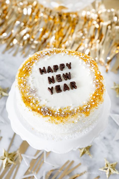 A quick and easy DIY Happy New Year's Eve Cake using a store-bought cake and redecorating it with gold, silver, and white sprinkles and chocolate letters. New Years Eve Cake, New Year Cake Designs, New Year Cake Decoration, New Year Cake, Red Birthday Cakes, Vegetarian Recipes Dessert, Chocolate Letters, Inside Cake, Cake Image