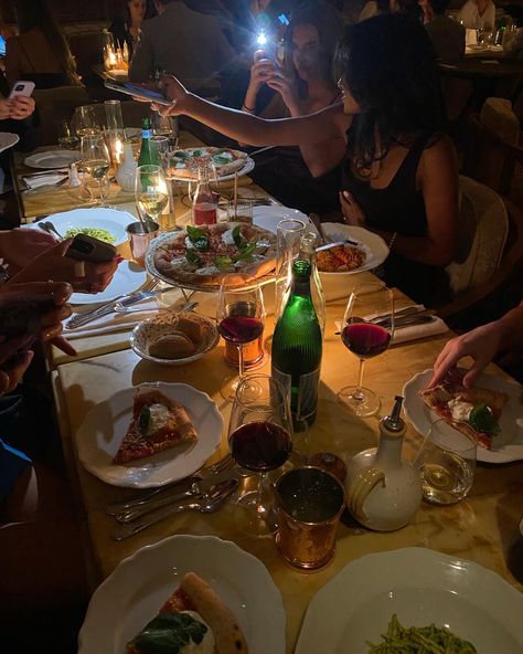 College Dinner Party Aesthetic, Going Out To Dinner Aesthetic, Restaurant Group Photo, Birthday Dinner Nyc Restaurant, Dinner With Friends Aesthetic Restaurant, Dinner Parties With Friends, Dinner Party Pictures, Dinner With Friends Aesthetic, Restaurant Dinner Party