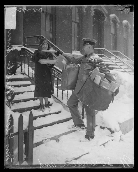 Mail carrier N. Sorenson delivering Christmas mail to Mrs. Florence Webb in Chicago, Illinois, 1929. Photograph by Chicago Daily News. DN-0090217 Vintage Christmas Photos, Going Postal, Old Fashioned Christmas, Grandma And Grandpa, Christmas Past, Antique Photos, Bw Photo, Mail Art, White Photo