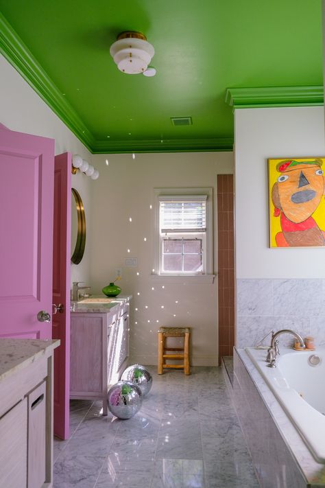 bathroom with green painted ceiling, pink doors, disco balls and art Green Modern Bathroom, Farrow And Ball, Green Bathroom, Shallots, Contemporary Bathroom, Color Wheel, Modern Bathroom Design, Farrow Ball, Paint Designs