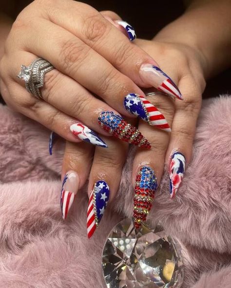 These nails are fearless and striking, boasting elaborate designs adorned with sparkling rhinestones and detailed striping reminiscent of the American flag. With their vibrant hues and three-dimensional artistry, they demand attention, making them an ideal choice for showcasing patriotism and embracing daring fashion. Nails For 4th Of July, Holiday Nails Designs, 15 Nails, American Flag Nails, African American Flag, Nails Designs Ideas, Flag Nails, Patriotic Nails, Usa Nails