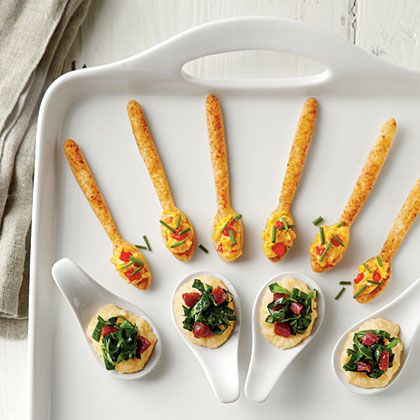 Cracker Spoons with Creamy Pimento Cheese.....101 Bite-Sized Party Foods Ideas Para Catering, Grits And Greens, Shower Appetizers, Fingerfood Baby, Individual Appetizers, One Bite Appetizers, Cheese Recipes Appetizers, Pimiento Cheese, Mini Appetizers