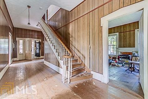 See how an untouched farmhouse from 1890 still impresses with its vivid interior 1890s Farmhouse, 1890 Farmhouse, Farmhouse Fixer Upper, Old House Interior, Classic Farmhouse, White Farmhouse, Farmhouse Interior, Fixer Upper, Old House