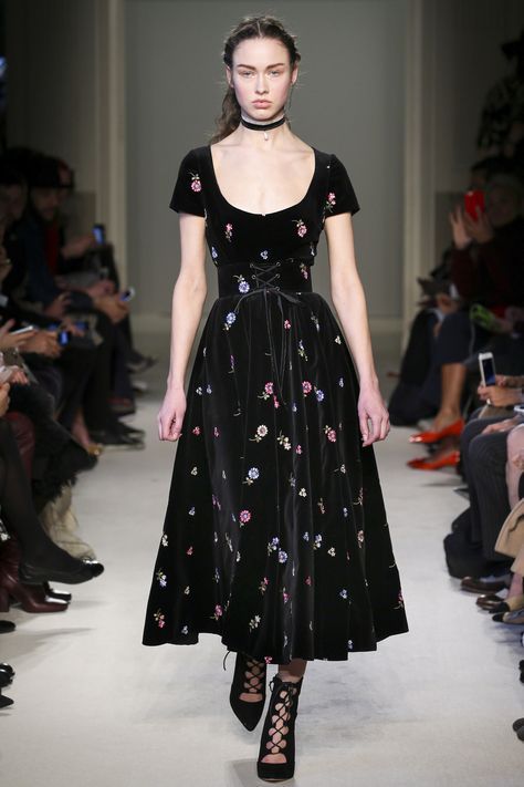 Adorable Black Scoop Neck Line Dress with a Criss Cross Waist by Luisa Beccaria, Look #24 Luisa Beccaria, Couture Mode, Mode Inspo, Moda Vintage, Date Outfits, Mode Vintage, Looks Style, Looks Vintage, Fall 2016